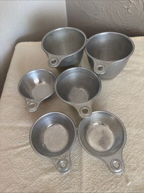 Vintage Aluminum Measuring Cups Set - Silver